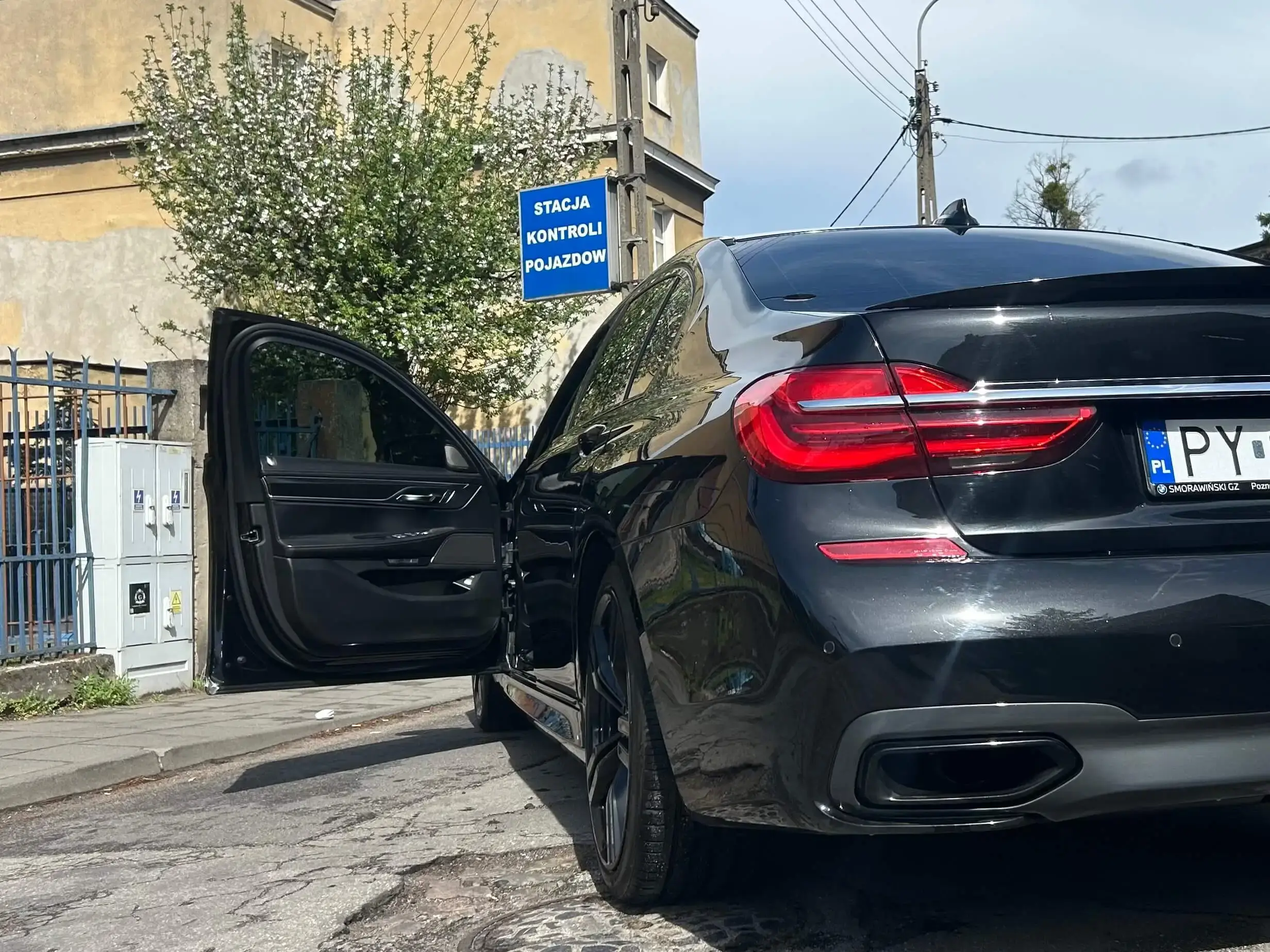 Zdjęcie wypolerowanego lakieru po detailingu