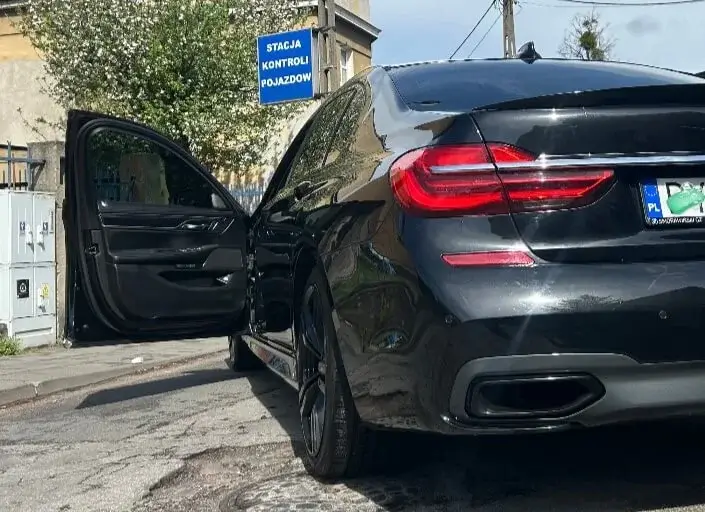 Zdjęcie tyłu samochodu z wypolerowanym lakierem